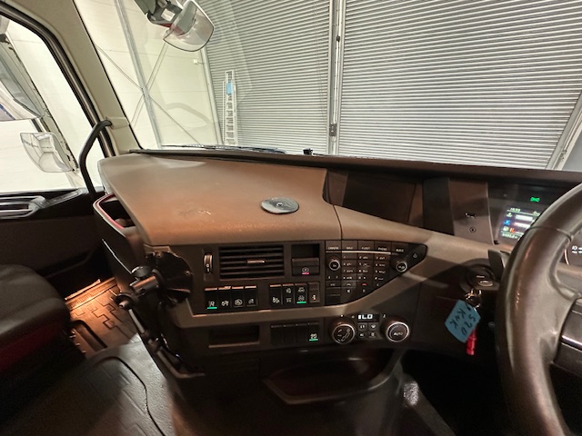 Volvo FH 500 6×2 Midlift Tractor Unit