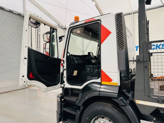 Iveco Stralis 310 6×2 Dropside Brick Grab
