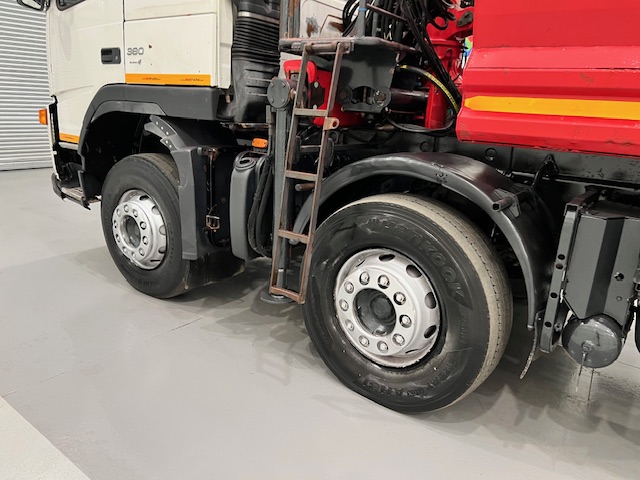 Volvo FM 400 8×4 Steel Tipper Grab Manual