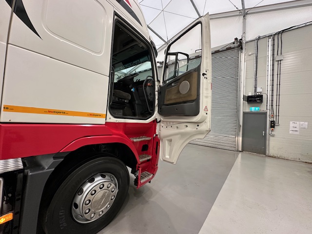Volvo FH 520 6×2 Sleeper Cab Tractor Unit Manual