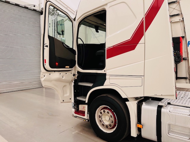 Volvo FH 500 6×2 Midlift Tractor Unit