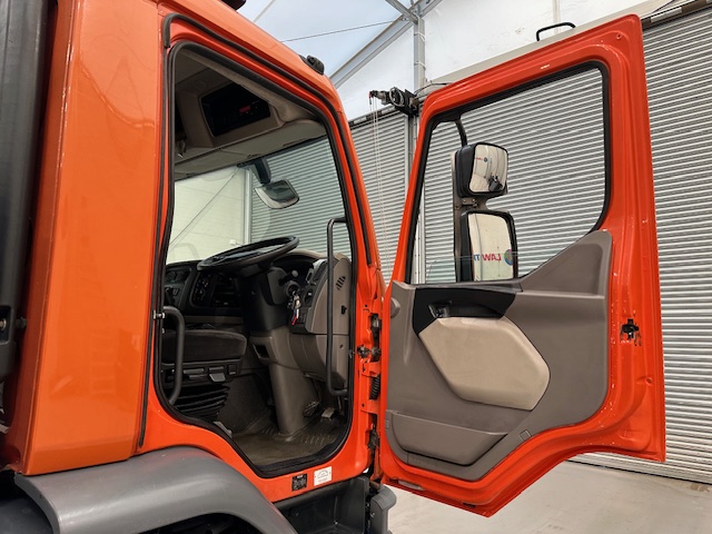 DAF LF 220 Day Cab Dropside Brick Grab