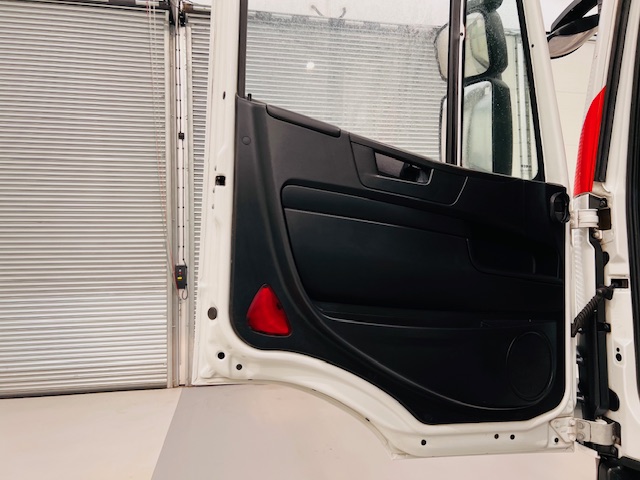 Iveco Stralis 310 Euro 6 6×2 Dropside Brick Grab