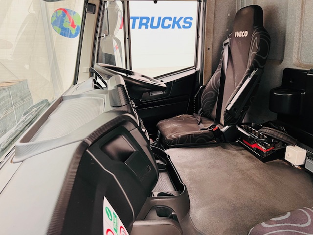 Iveco Stralis 310 Euro 6 6×2 Flatbed Brick Grab