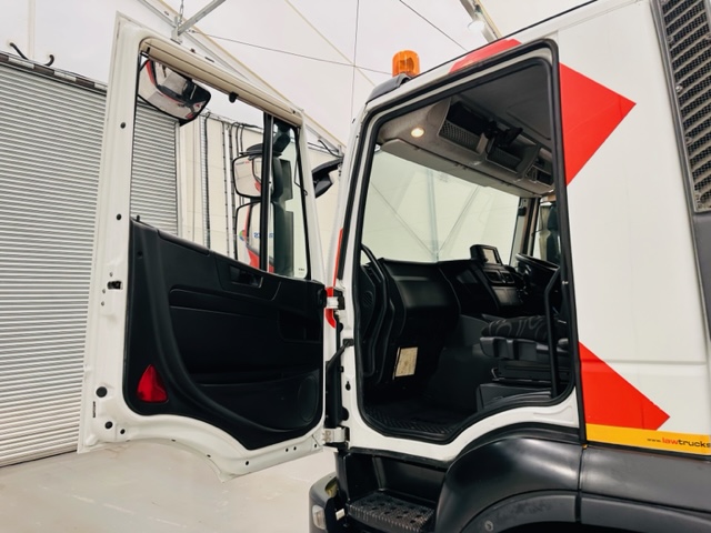 Iveco Stralis 310 6×2 Dropside Brick Grab