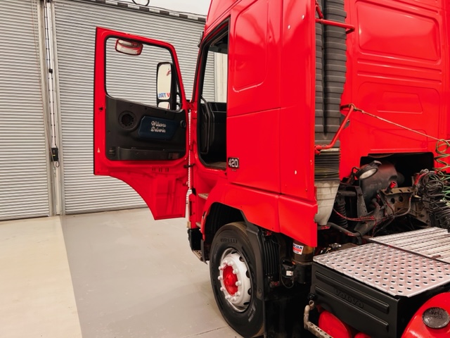 Volvo FH12 420 4×2 GTXL Tractor Unit