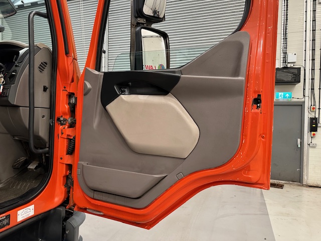 DAF LF 220 Day Cab Dropside Brick Grab