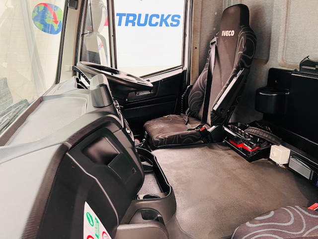 Iveco Stralis 310 Euro 6 6×2 Flatbed Brick Grab