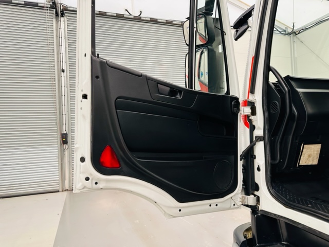 Iveco Stralis 310 6×2 Dropside Brick Grab