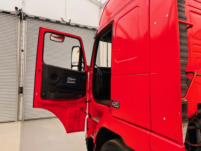 Volvo FH12 420 4×2 GTXL Tractor Unit