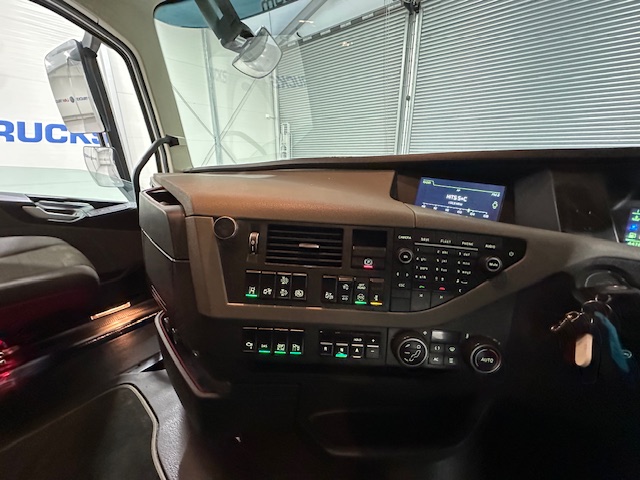 Volvo FH 500 6×2 Midlift Tractor Unit PTO