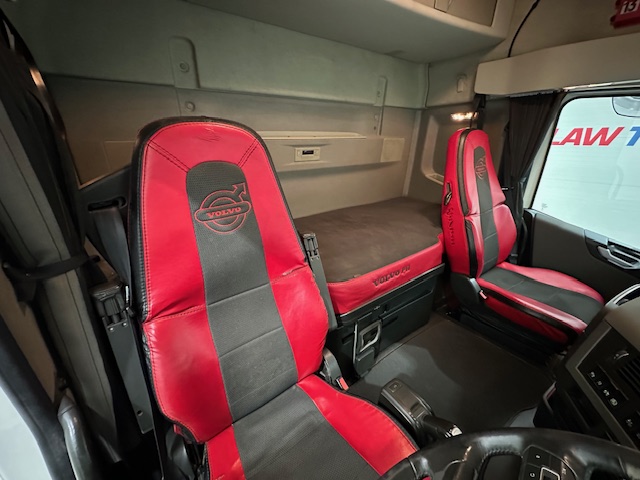 Volvo FH 500 6×2 Tractor Unit Safari Edition