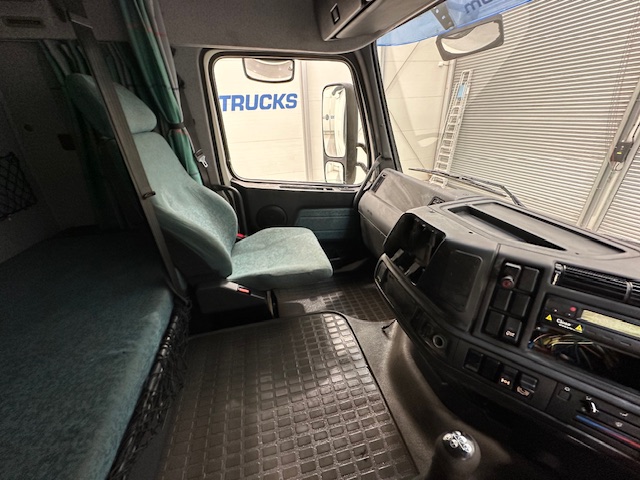 Volvo FH12 420 4×2 Caravan Transporter