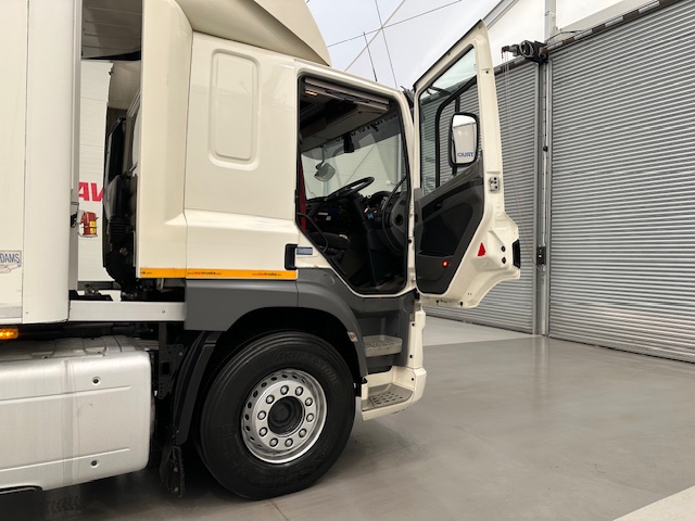 DAF CF 370 6×2 Sleeper Cab Fridge Box