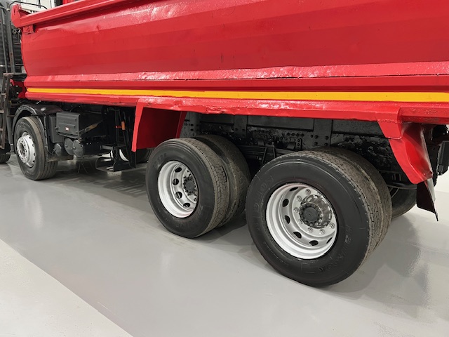 Volvo FM 400 8×4 Steel Tipper Grab Manual