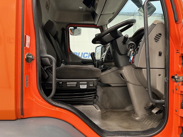 DAF LF 220 Day Cab Dropside Brick Grab