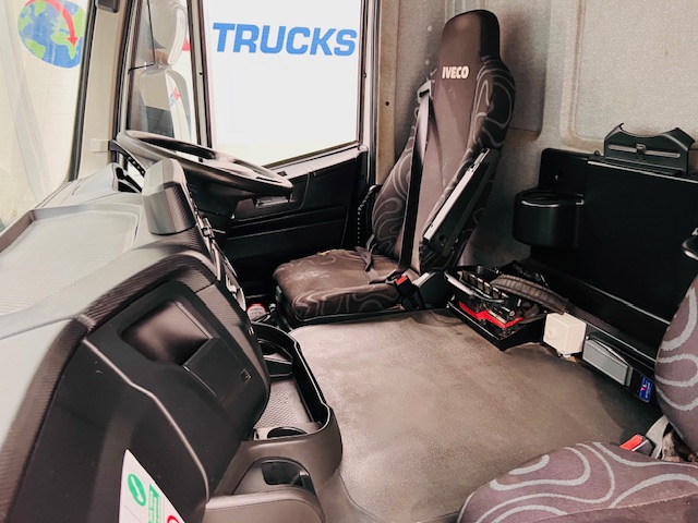Iveco Stralis 310 Euro 6 6×2 Flatbed Brick Grab