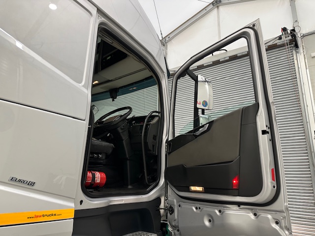 Volvo FH 500 6×2 Midlift Tractor Unit