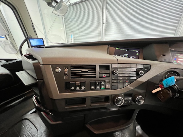 Volvo FH 500 6×2 Midlift Tractor Unit