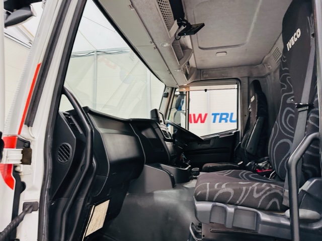 Iveco Stralis 310 6×2 Dropside Brick Grab