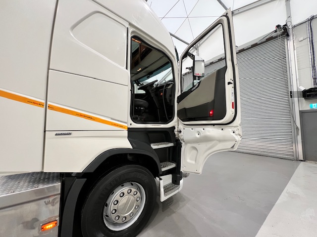Volvo FH 500 6×2 Sleeper Cab Tractor Unit PTO