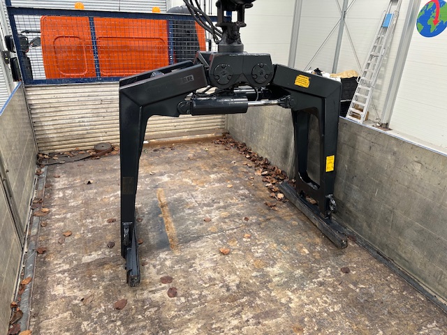 DAF LF 220 Day Cab Dropside Brick Grab