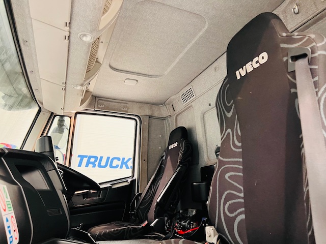 Iveco Stralis 310 Euro 6 6×2 Dropside Brick Grab