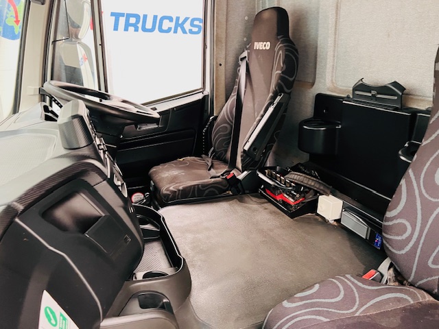 Iveco Stralis 310 Euro 6 6×2 Flatbed Brick Grab