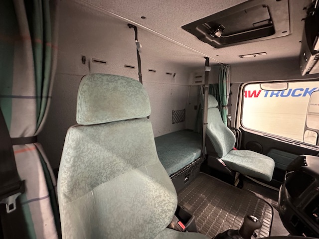 Volvo FH12 420 4×2 Caravan Transporter