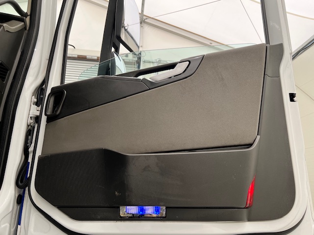 Volvo FH 460 6×2 Midlift Tractor Unit
