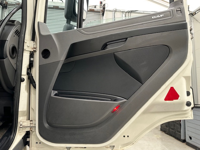 DAF CF 370 6×2 Sleeper Cab Fridge Box