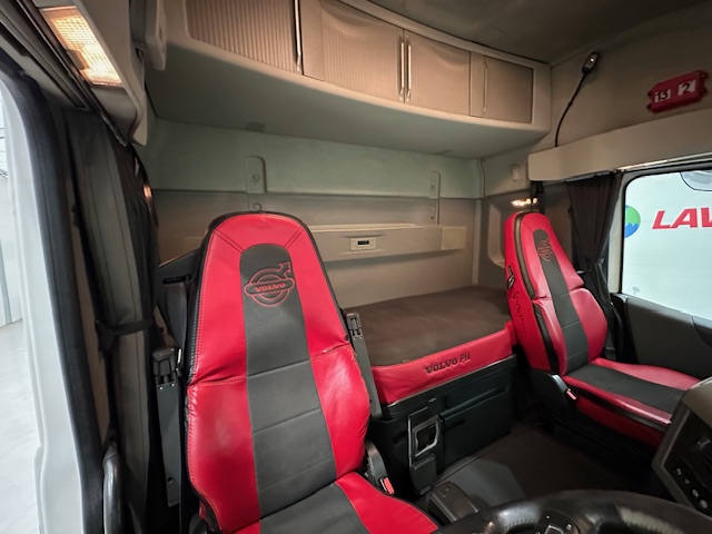 Volvo FH 500 6×2 Tractor Unit Safari Edition
