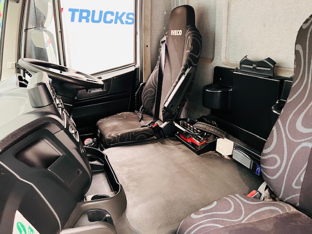 Iveco Stralis 310 Euro 6 6×2 Flatbed Brick Grab