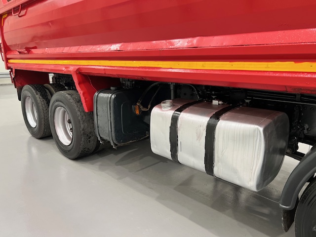 Volvo FM 400 8×4 Steel Tipper Grab Manual
