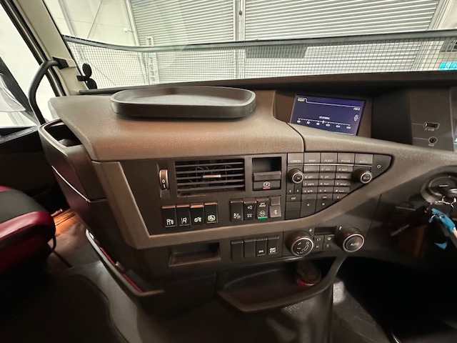 Volvo FH 500 6×2 Tractor Unit Safari Edition