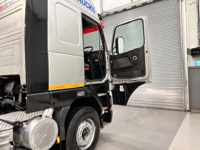 Volvo FH12 420 6×4 Double Drive Tractor Unit