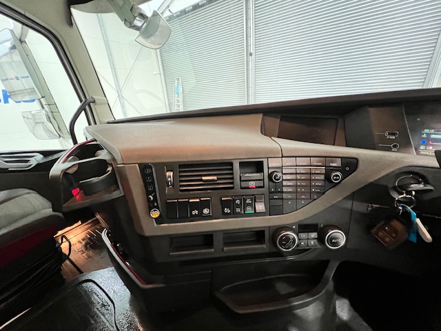 Volvo FH 500 6×2 Midlift Tractor Unit