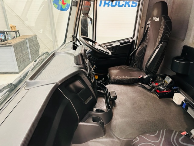 Iveco Stralis 310 6×2 Dropside Brick Grab