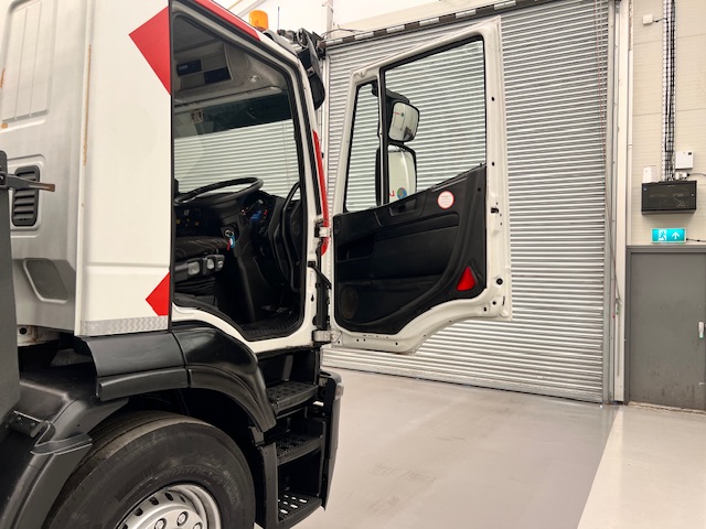 Iveco Stralis 310 6×2 Dropside Brick Grab