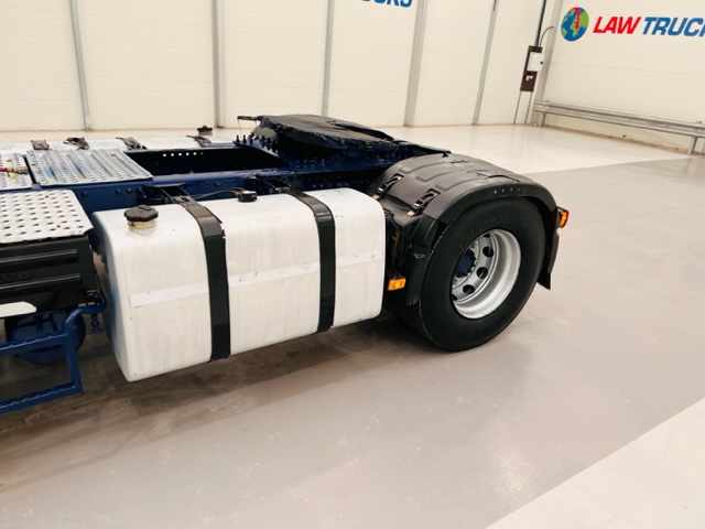 Volvo FH12 420 4×2 Sleeper Cab Tractor Unit