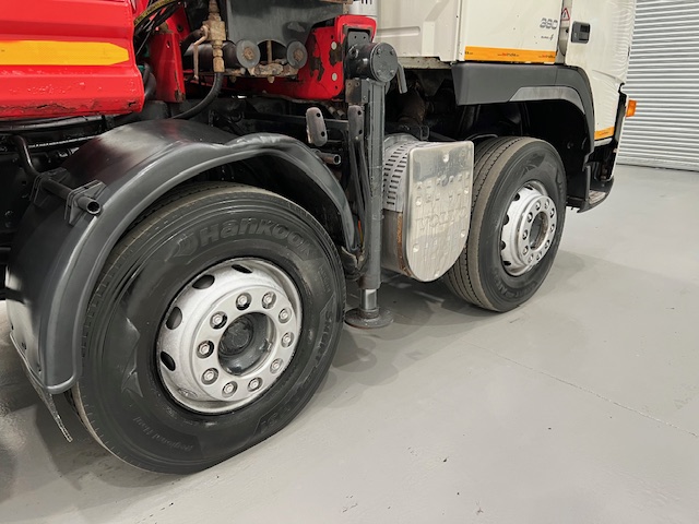 Volvo FM 400 8×4 Steel Tipper Grab Manual