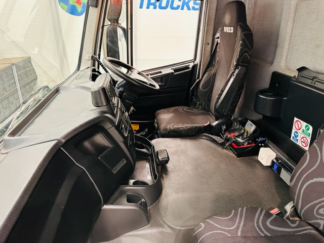 Iveco Stralis 310 6×2 Dropside Brick Grab