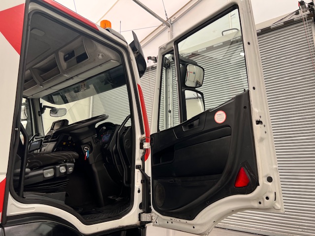 Iveco Stralis 310 6×2 Dropside Brick Grab
