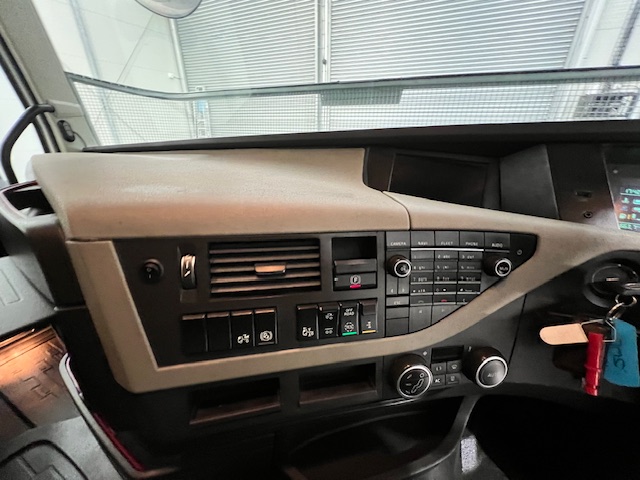 Volvo FH 500 6×2 Sleeper Cab Tractor Unit
