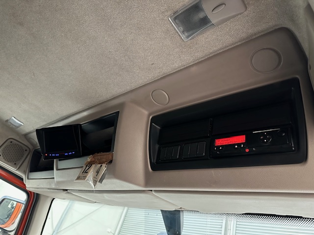 DAF LF 220 Day Cab Dropside Brick Grab