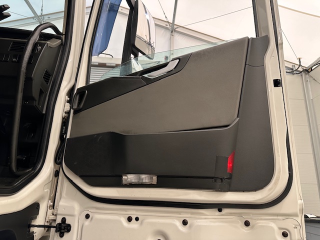 Volvo FH 500 6×2 Globetrotter XL Midlift Tractor Unit