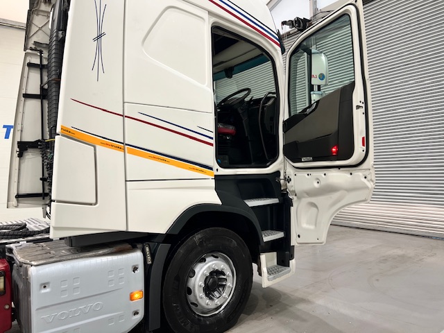 Volvo FH 500 6×2 Midlift Tractor Unit