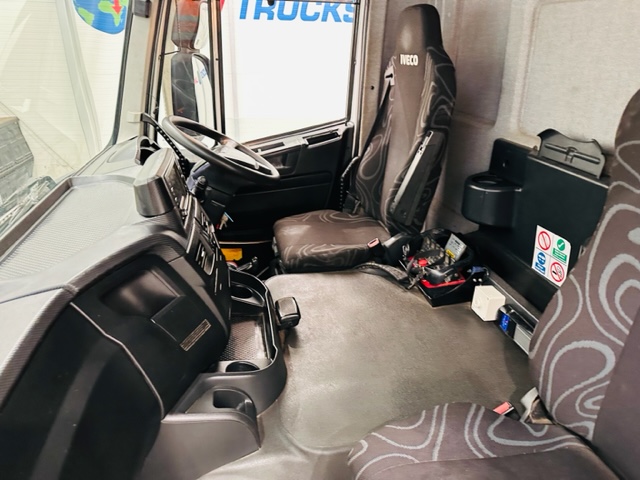 Iveco Stralis 310 6×2 Dropside Brick Grab