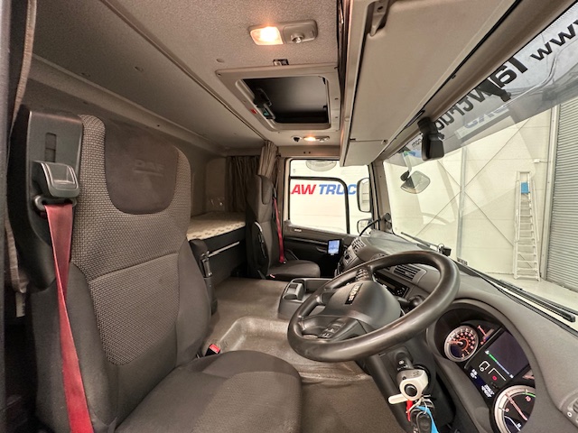 DAF CF 370 6×2 Sleeper Cab Fridge Box