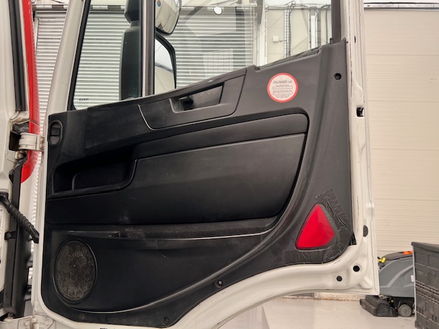 Iveco Stralis 310 6×2 Dropside Brick Grab